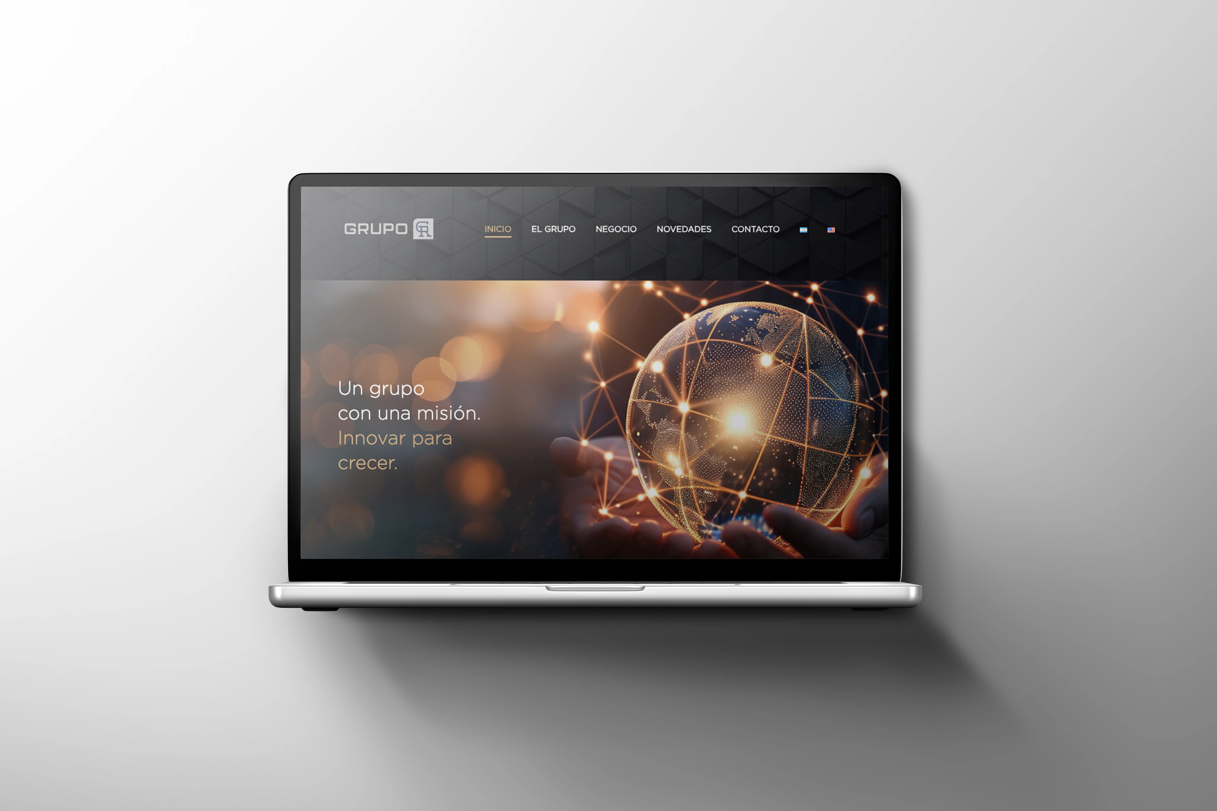 Sitio web de Grupo GR presentado en una computadora portátil